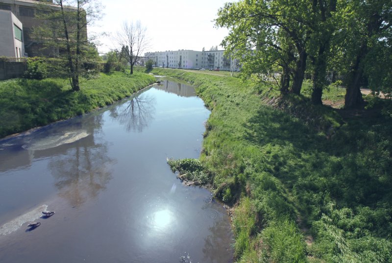 Řeka láká k procházkám a vede podél ní i cyklostezka. Jen 150 m od domu.